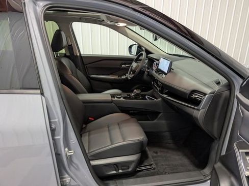 Used 2025 Nissan Rogue SL w/ Tech Package image 28