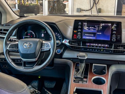 Used 2024 Toyota Sienna XLE FWD image 12