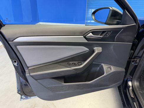 Used 2025 Volkswagen Jetta SE w/ Sunroof Package FWD image 9