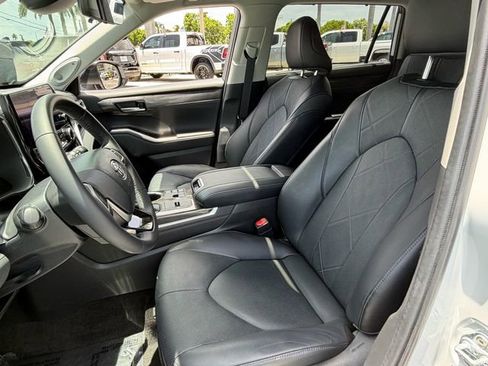Used 2023 Toyota Highlander Platinum FWD image 11