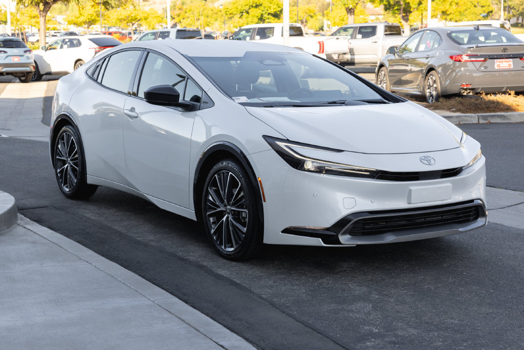 Certified 2024 Toyota Prius XLE FWD image 3