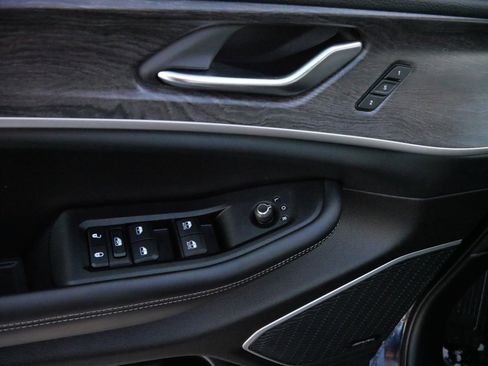 Used 2024 Jeep Grand Cherokee L Limited w/ Black Appearance Package image 20