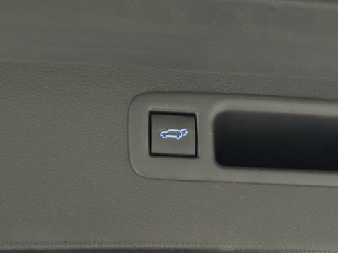 Used 2020 Toyota Highlander XLE image 38