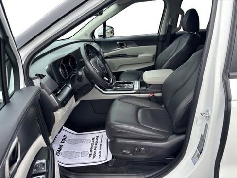 Used 2024 Kia Carnival LX FWD image 9