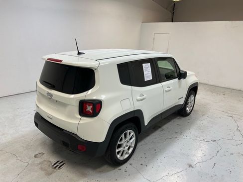 Used 2023 Jeep Renegade Latitude AWD/4WD image 3