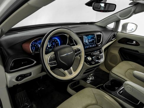 Used 2020 Chrysler Pacifica Limited w/ Advanced Safetytec Group FWD image 2