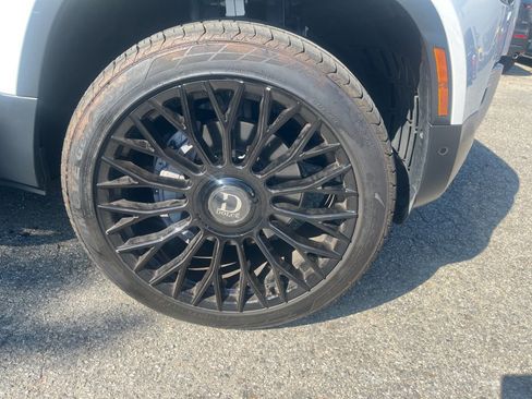 Used 2025 Land Rover Defender 110 S image 25