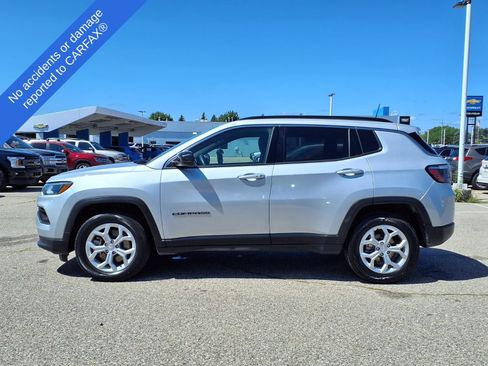 Used 2024 Jeep Compass Latitude AWD/4WD image 9