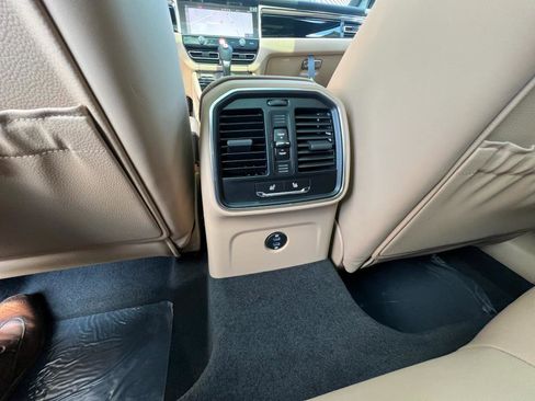 Certified 2025 Porsche Macan image 28