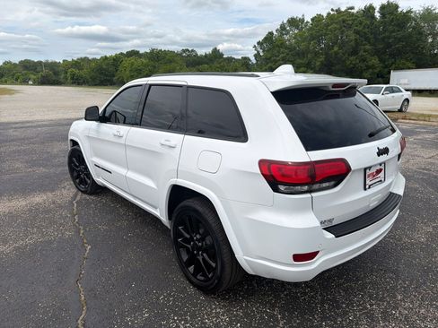 Used 2018 Jeep Grand Cherokee Altitude RWD image 5