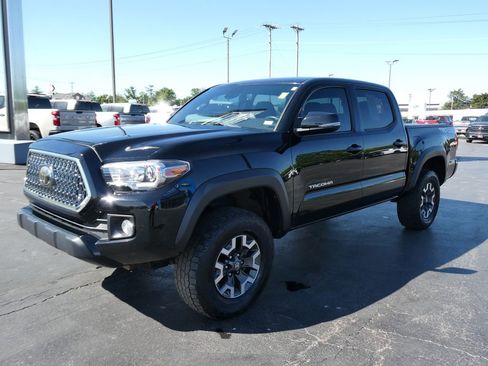 Used 2019 Toyota Tacoma TRD Off-Road w/ Technology Package AWD/4WD image 8