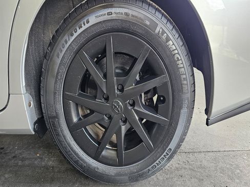Used 2016 Toyota Prius V Three FWD image 19
