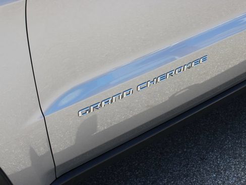 Used 2015 Jeep Grand Cherokee Limited w/ Luxury Group II AWD/4WD image 8