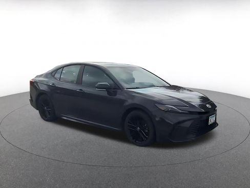 Used 2025 Toyota Camry SE image 2