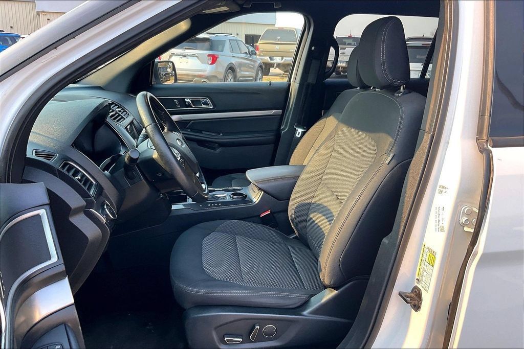 Used 2018 Ford Explorer XLT w/ Equipment Group 201A FWD image 23