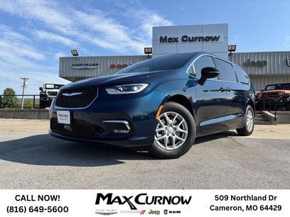 New 2025 Chrysler Pacifica Select