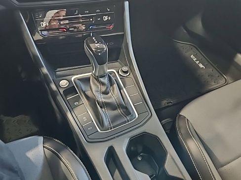 New 2026 Volkswagen Jetta SE FWD image 32
