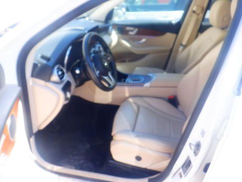 Used 2022 Mercedes-Benz GLC 300 4MATIC w/ Premium Package Lite image 4