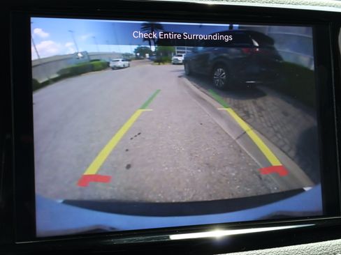 Used 2023 Chrysler Pacifica Limited FWD image 4