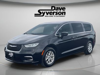 Used 2025 Chrysler Pacifica Select