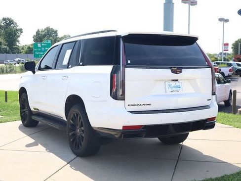 Used 2023 Cadillac Escalade Premium Luxury AWD/4WD image 4