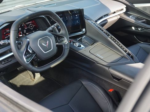 Used 2024 Chevrolet Corvette Stingray Preferred Conv w/ Z51 Performance Package RWD image 4