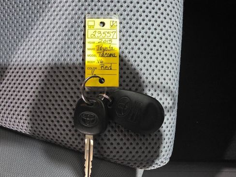 Used 2015 Toyota Tacoma Base image 40