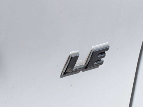 Used 2021 Toyota RAV4 LE FWD image 13