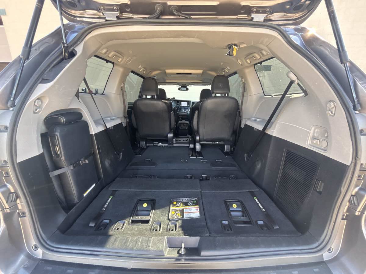 Used 2020 Toyota Sienna SE Premium FWD image 20