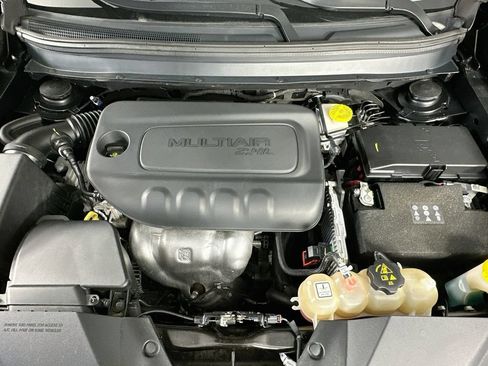 Used 2019 Jeep Cherokee Latitude Plus FWD image 32