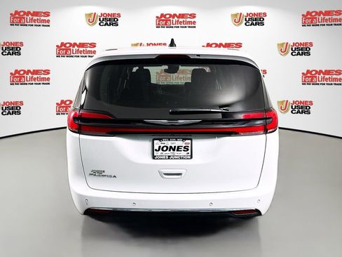 Used 2024 Chrysler Pacifica Touring-L image 15
