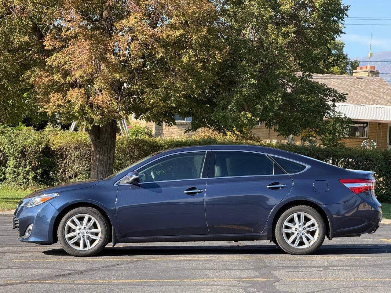 Used 2014 Toyota Avalon XLE FWD image 2