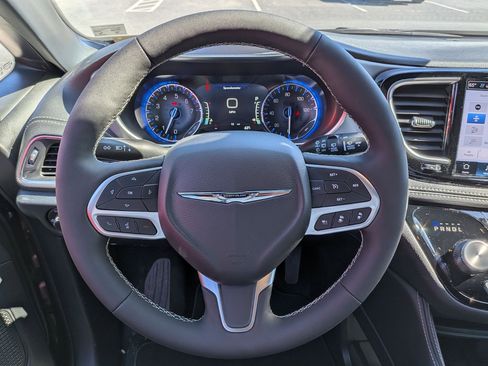 New 2026 Chrysler Pacifica Limited w/ Trailer Tow Group image 18