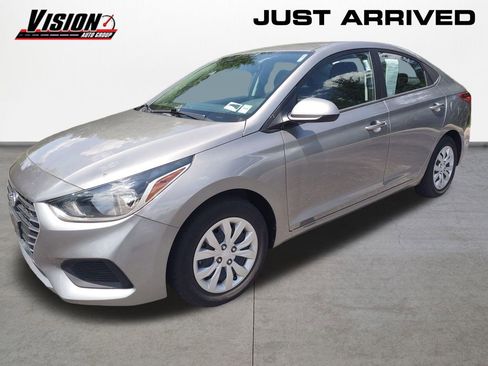 Used 2022 Hyundai Accent SE FWD image 1