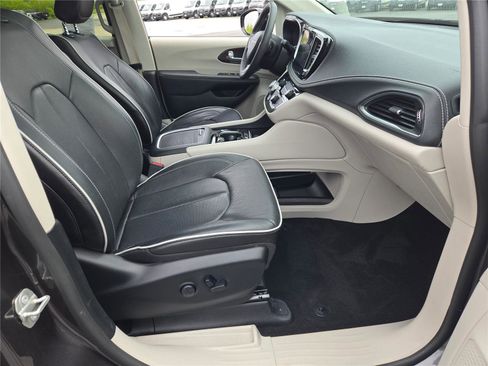 Used 2023 Chrysler Pacifica Limited w/ Uconnect Theater Family Group AWD/4WD image 8