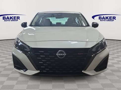 Used 2023 Nissan Altima 2.5 SR AWD/4WD image 2