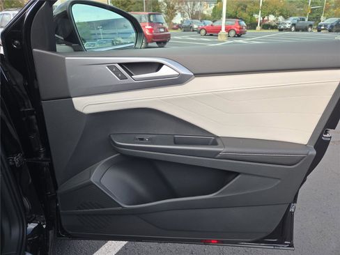 New 2025 Volkswagen Taos SEL image 30