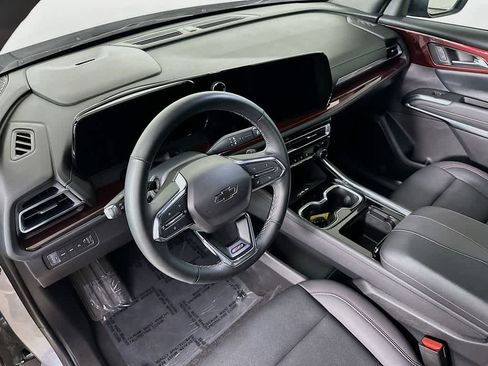 Used 2025 Chevrolet Traverse Z71 image 2