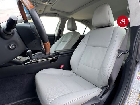 Used 2015 Lexus ES 300h w/ Navigation System Package FWD image 18