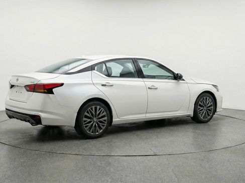 Used 2025 Nissan Altima 2.5 SV image 9