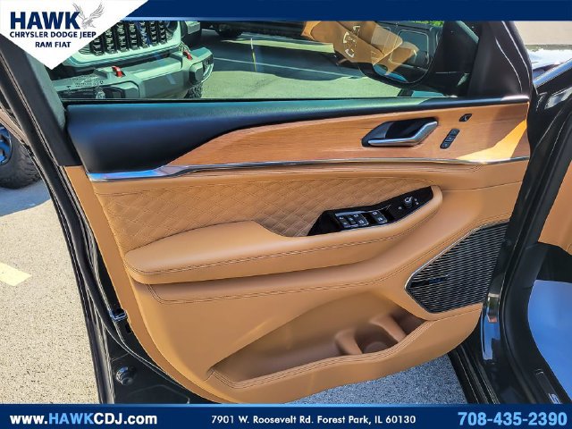 Used 2023 Jeep Grand Cherokee L Summit AWD/4WD image 24