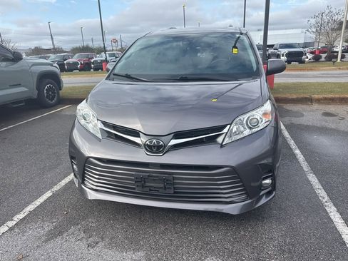 Used 2019 Toyota Sienna XLE w/ XLE Navigation Package image 2