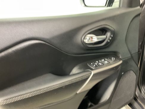 Used 2019 Jeep Cherokee Limited w/ Technology Group image 16