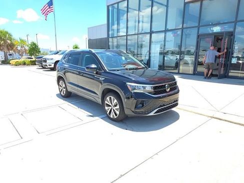Used 2024 Volkswagen Taos SE FWD image 2