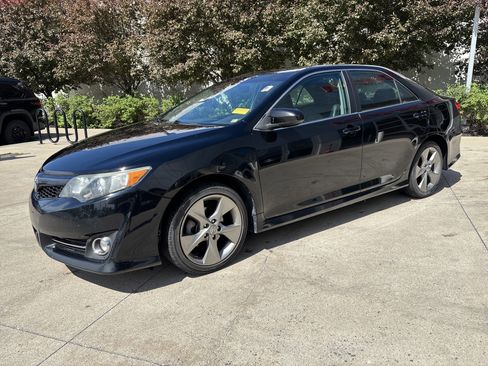Used 2014 Toyota Camry SE FWD image 3