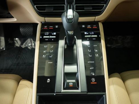 Used 2024 Porsche Macan image 23