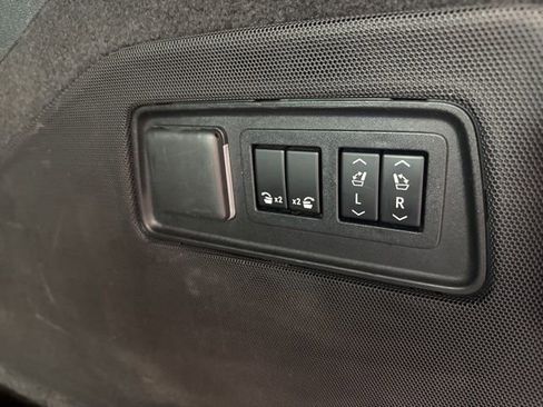 Used 2022 Cadillac Escalade ESV Premium Luxury w/ Performance Package AWD/4WD image 23