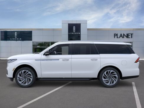 New 2026 Lincoln Navigator L Premier AWD/4WD image 3