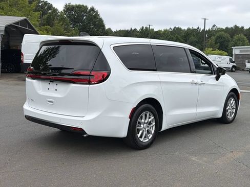 New 2027 Chrysler Pacifica Select FWD image 11