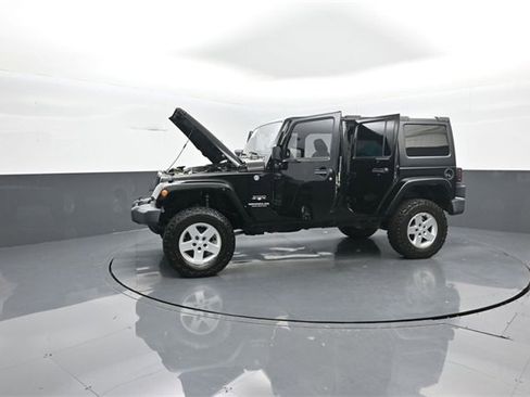 Used 2017 Jeep Wrangler Unlimited Sahara image 36